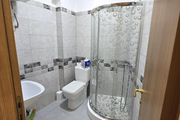 Shtepi ne shitje Apartament ne Pogradec, 1+1, Mobilimi E mobiluar, Pagesa 90,000  Euro.