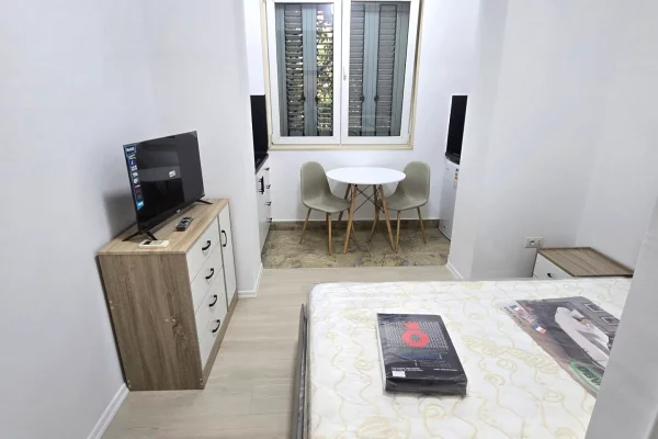 Shtepi me qera Apartament ne Tirane, Garsoniere, Mobilimi E mobiluar, Pagesa 40,000  Leke.