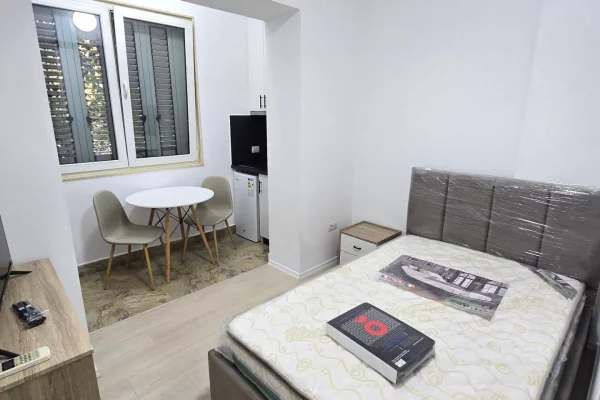 Shtepi me qera Apartament ne Tirane, Garsoniere, Mobilimi E mobiluar, Pagesa 40,000  Leke.