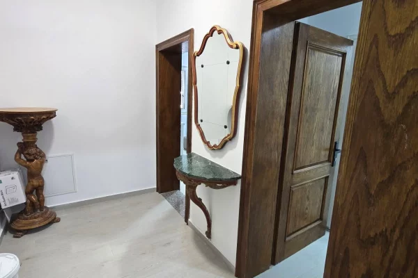 Shtepi me qera Apartament ne Tirane, Garsoniere, Mobilimi E mobiluar, Pagesa 40,000  Leke.