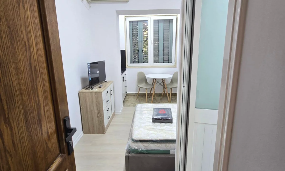 Shtepi me qera Apartament ne Tirane, Garsoniere, Mobilimi E mobiluar, Pagesa 40,000  Leke.