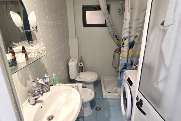 Shtepi ne shitje Apartament ne Tirane, 1+1, Mobilimi E mobiluar, Pagesa 95,000  Euro.