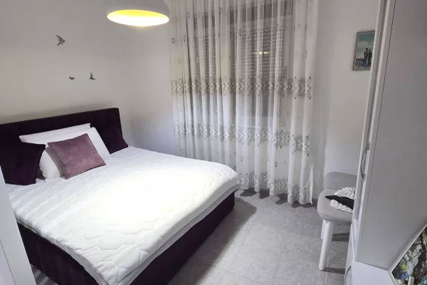 Shtepi ne shitje Apartament ne Tirane, 1+1, Mobilimi E mobiluar, Pagesa 95,000  Euro.