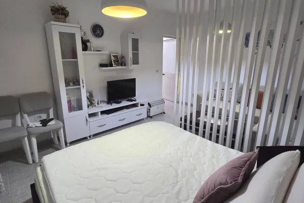 Shtepi ne shitje Apartament ne Tirane, 1+1, Mobilimi E mobiluar, Pagesa 95,000  Euro.