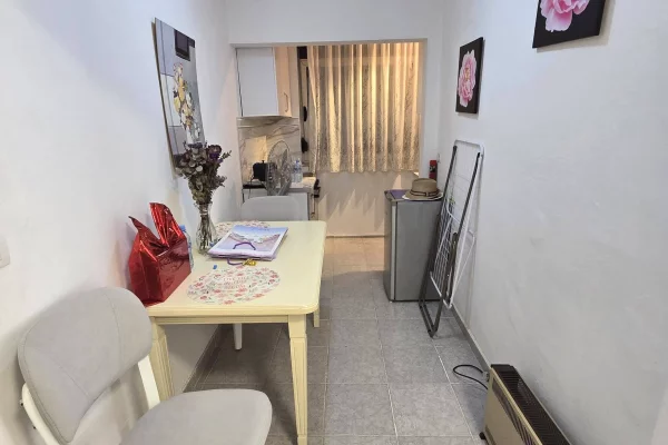 Shtepi ne shitje Apartament ne Tirane, 1+1, Mobilimi E mobiluar, Pagesa 95,000  Euro.