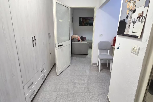 Shtepi ne shitje Apartament ne Tirane, 1+1, Mobilimi E mobiluar, Pagesa 95,000  Euro.