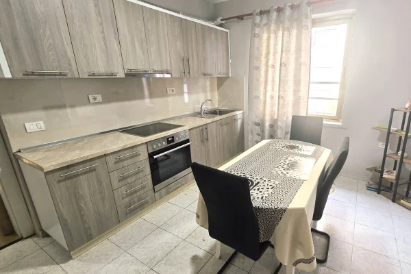 Shtepi ne shitje Apartament ne Tirane, 2+1, Mobilimi E mobiluar, Pagesa 160,000  Euro.