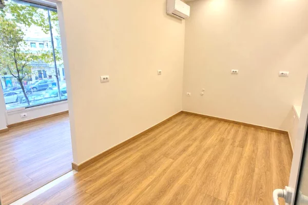 JEPET ME QIRA:  AMBJENT ZYRE_ RRUGA KAVAJES_ PERBALLE 