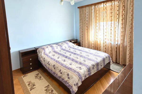 Shtepi me qera Apartament ne Tirane, 2+1, Mobilimi E mobiluar, Pagesa 50,000  Leke.