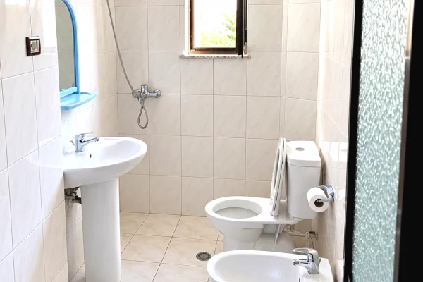 Shtepi me qera Apartament ne Tirane, 2+1, Mobilimi E mobiluar, Pagesa 50,000  Leke.