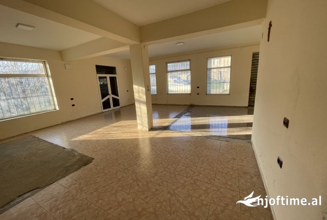 Ambiente Commerciale in Affitto 4+1 a Elbasan - 350 Euro