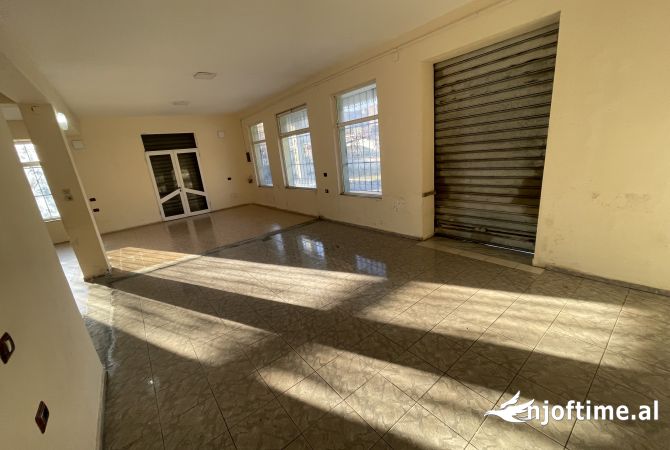 Ambiente Commerciale in Affitto 4+1 a Elbasan - 350 Euro