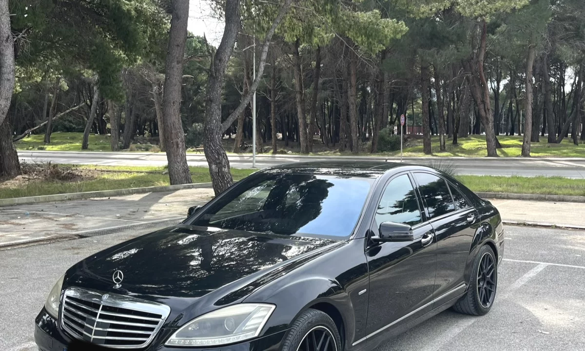 Makina ne shitje ne Vlore, Mercedes-Benz, 2010 Diesel,Kambio Automatik Pagesa 9,500  Euro.