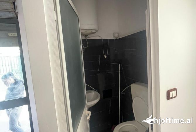 Ambiente Commerciale in Affitto 1+1 a Tirana - 150 Euro