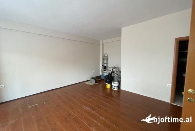 Ambiente Commerciale in Affitto 1+1 a Tirana - 800 Euro
