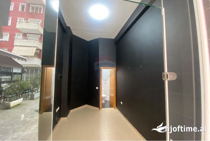 Ambiente Commerciale in Vendita 1+1 a Tirana - 43,000 Euro