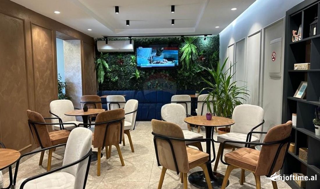 Shitet bar kafe Rruga Bajram Curri