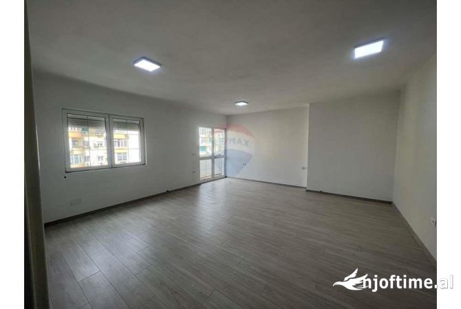 Ambiente Commerciale in Affitto 1+1 a Tirana - 100,000 Leke