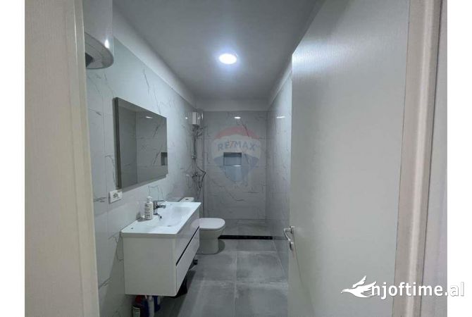 Ambiente Commerciale in Affitto 1+1 a Tirana - 100,000 Leke