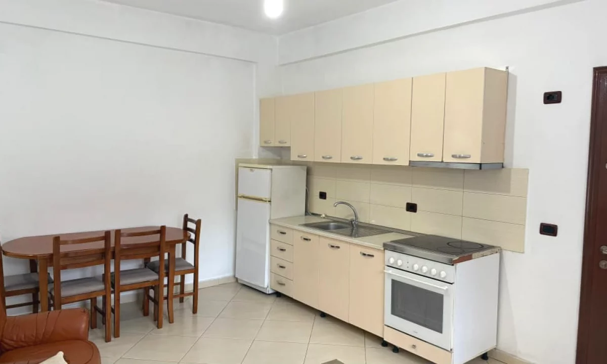 Shtepi me qera Shtepi Private ne Tirane, 1+1, Mobilimi E mobiluar, Pagesa 35,000  Leke.