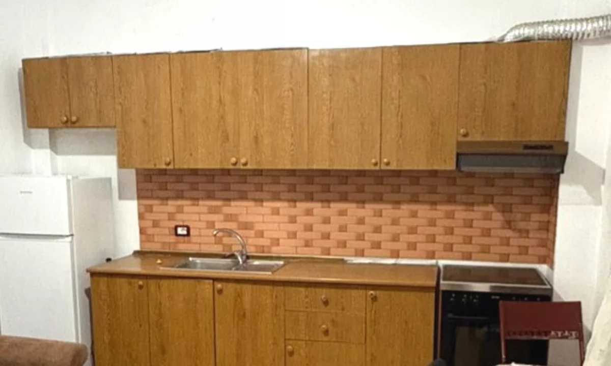 Shtepi me qera Apartament ne Tirane, Garsoniere, Mobilimi E mobiluar, Pagesa 30,000  Leke.