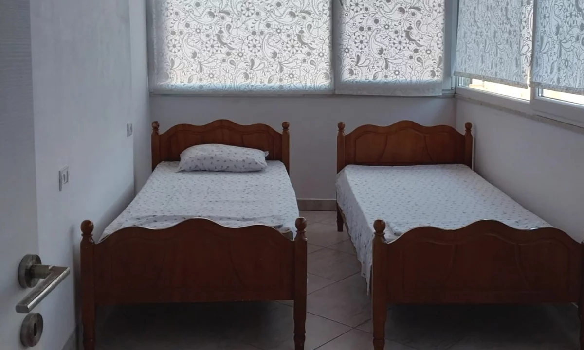 Shtepi me qera Apartament ne Tirane, Garsoniere, Mobilimi E mobiluar, Pagesa 25,000  Leke.