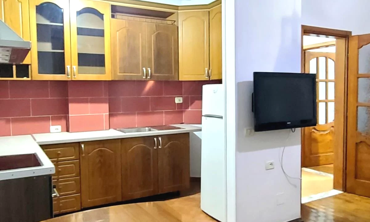 Shtepi me qera Shtepi Private ne Tirane, 1+1, Mobilimi E mobiluar, Pagesa 38,000  Leke.