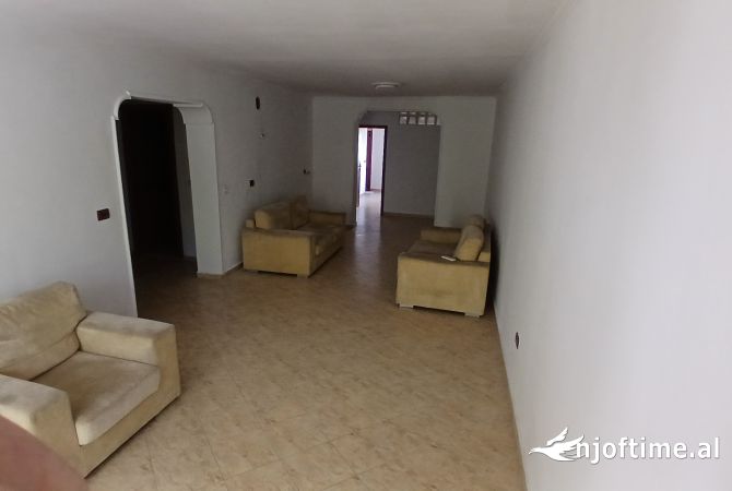 Ambiente Commerciale in Affitto 3+1 a Tirana - 600 Euro