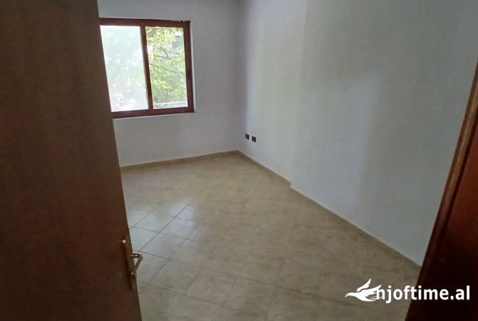Ambiente Commerciale in Affitto 3+1 a Tirana - 600 Euro