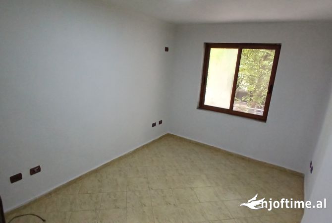 Ambiente Commerciale in Affitto 3+1 a Tirana - 600 Euro