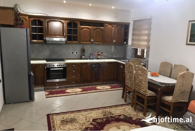 Shtepi me qera Apartament ne Tirane, 2+1, Mobilimi E mobiluar, Pagesa 40,000  Leke.