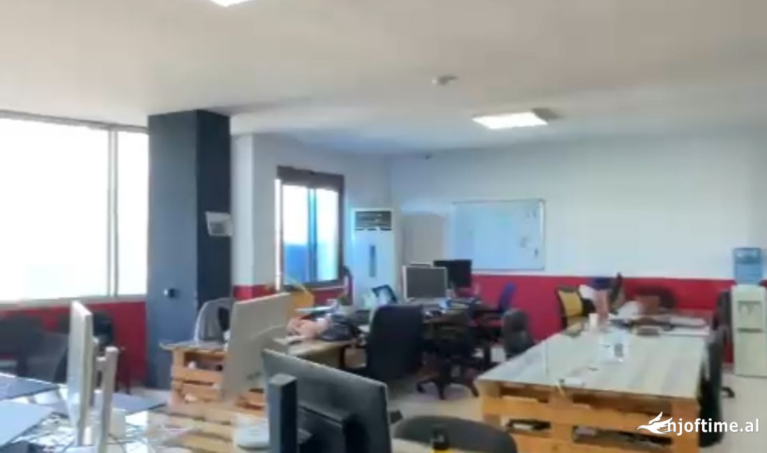 Ambient per zyra tek Kompleksi Usluga!