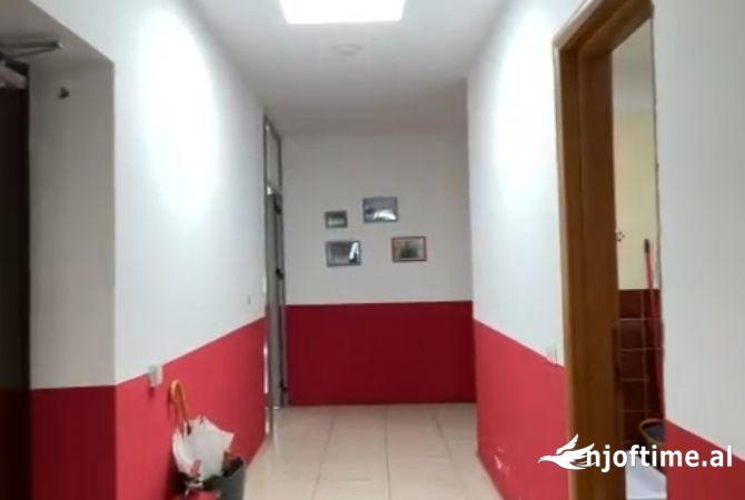 Ambient per zyra tek Kompleksi Usluga!