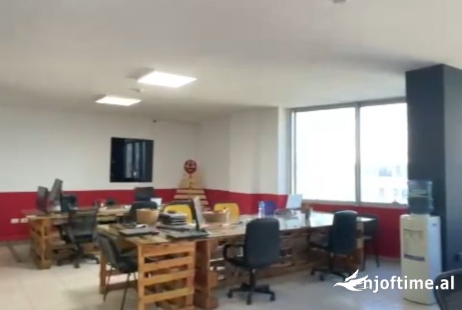 Ambient per zyra tek Kompleksi Usluga!