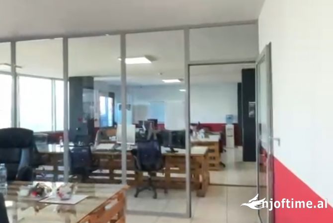 Ambient per zyra tek Kompleksi Usluga!