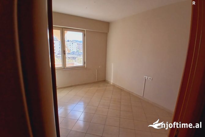 Apartament 1+1 ne Myslym Shyri, ideal per Airbnb ose zyra