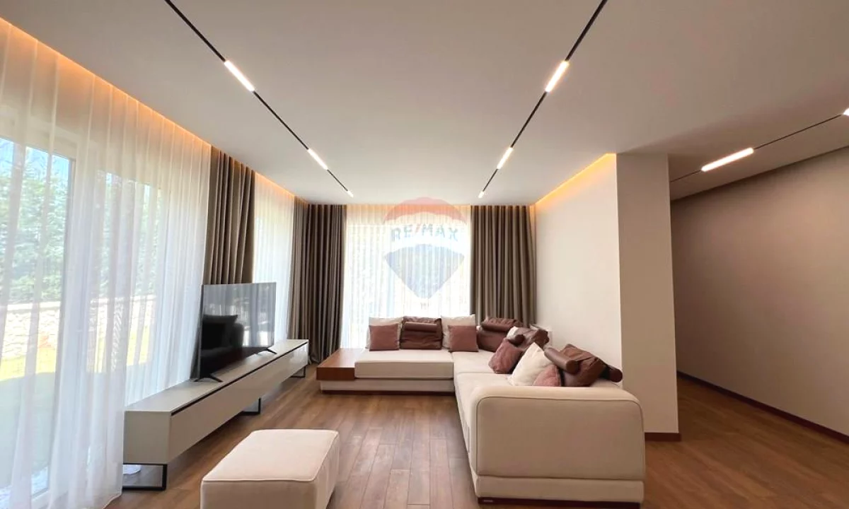 Shtepi me qera Vila Luksoze ne Tirane, 4+1, Mobilimi E mobiluar, Pagesa 4,000  Euro.