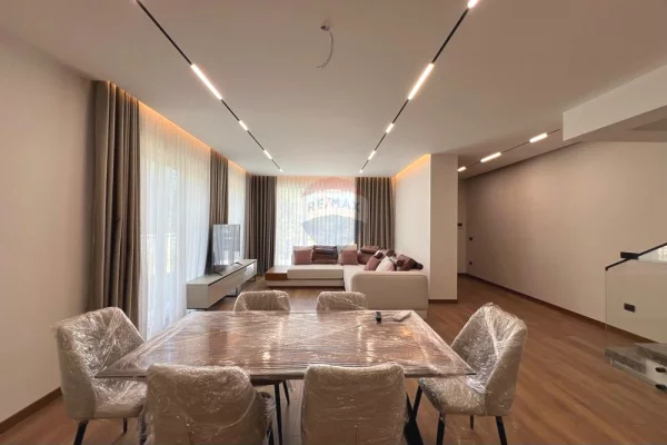 Shtepi me qera Vila Luksoze ne Tirane, 4+1, Mobilimi E mobiluar, Pagesa 4,000  Euro.