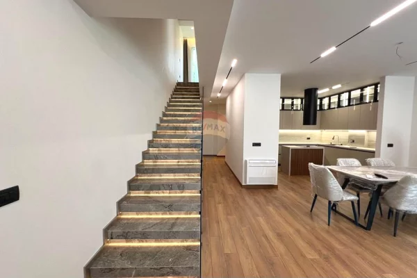 Shtepi me qera Vila Luksoze ne Tirane, 4+1, Mobilimi E mobiluar, Pagesa 4,000  Euro.