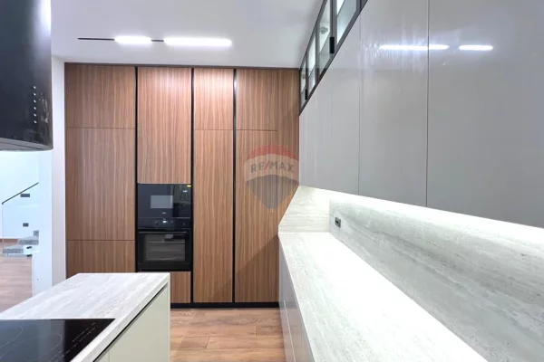 Shtepi me qera Vila Luksoze ne Tirane, 4+1, Mobilimi E mobiluar, Pagesa 4,000  Euro.