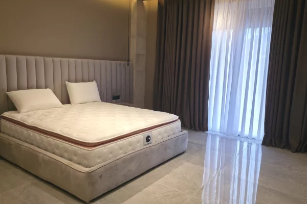 Shtepi me qera Apartament ne Tirane, 3+1, Mobilimi E mobiluar, Pagesa 3,000  Euro.