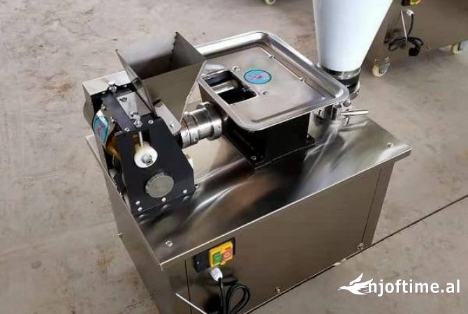 Makineri per prodhimin e piteve te mbushura me 2 forma trekendesh dhe gjysme hene 