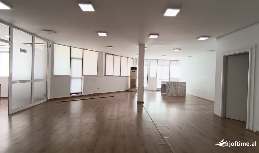 Ambjent zyre me qira ne ish Bllok