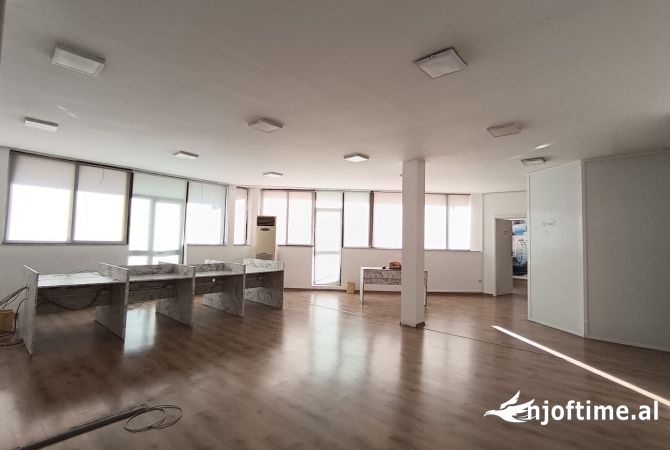 Ambjent zyre me qira ne ish Bllok