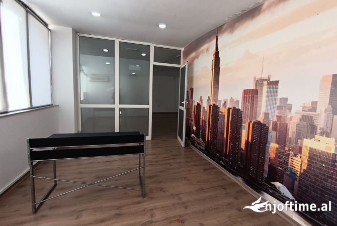 Ambjent zyre me qira ne ish Bllok