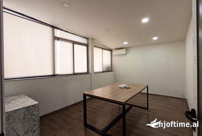 Ambjent zyre me qira ne ish Bllok