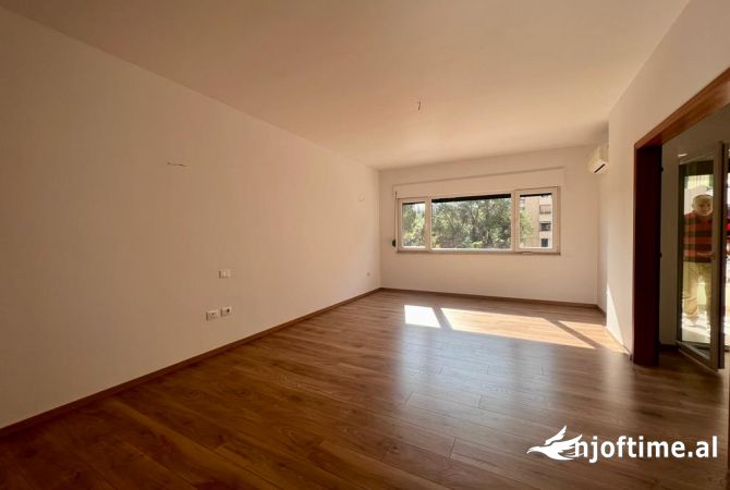 Apartament zyre per qira te stadiumi Air Albania. 