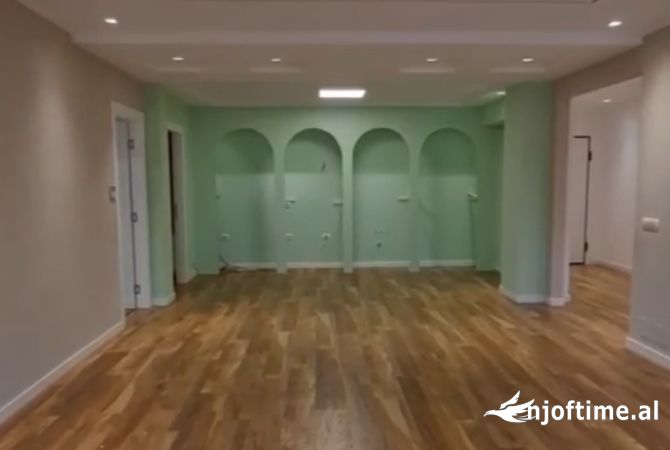 Apartament 3+1+2 për Zyrë me Qira në Rrugën e Elbasanit, pranë Ambasadës Amerikane