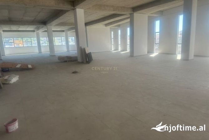 Ambiente Commerciale in Affitto 1+1 a Tirana - 3,500 Euro