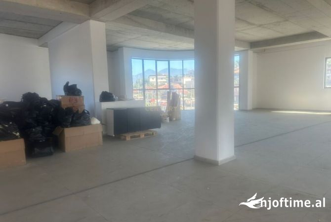 Ambiente Commerciale in Affitto 1+1 a Tirana - 3,500 Euro